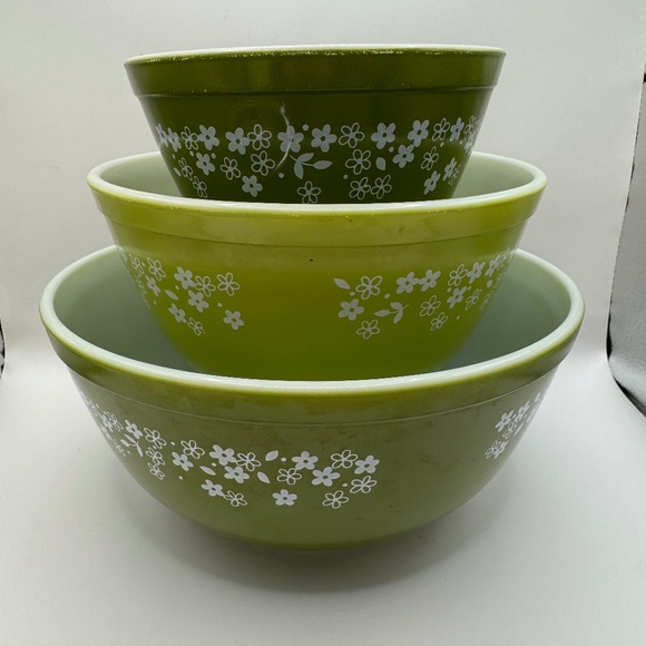 Pyrex Spring Blossoms Crazy Daisy Mixing Bowls Set of 3 Green 401, 402, 403. - Picture 1 of 14